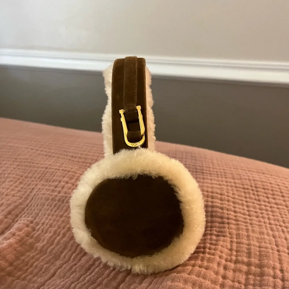 Genuine shearling earmuffs defined by a suede band and logo hardware - Picture 2 of 6